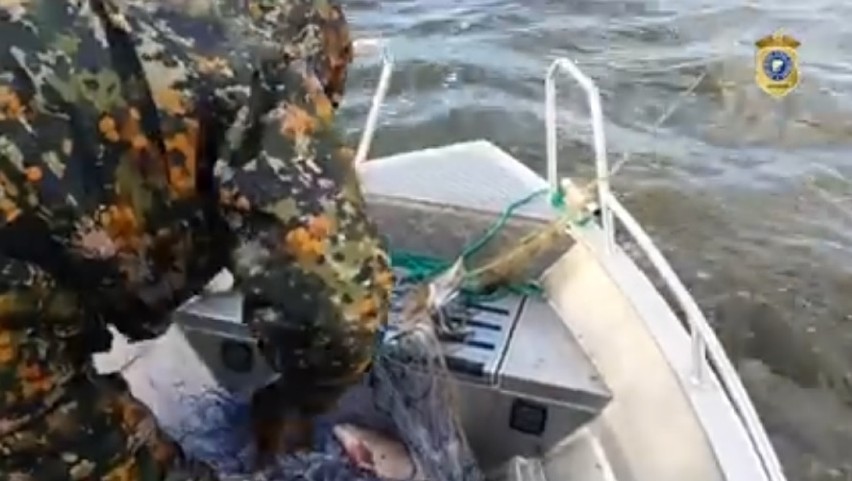 Nielegalny połów ryb na jeziorze Bukowo. Zatrzymano dwie osoby 