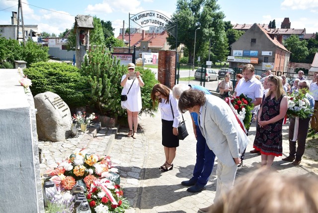 Odsłonięciem tablicy informacyjno-edukacyjnej na prabuckim cmentarzu uczczono Narodowy Dzień Pamięci Ofiar Ludobójstwa dokonanego przez ukraińskich nacjonalistów na obywatelach II RP