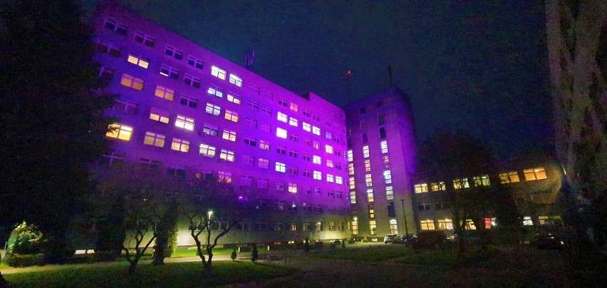 Sieradzki szpital oświetlony na fioletowo. To z okazji dzisiejszego Dnia Wcześniaka ZDJĘCIA