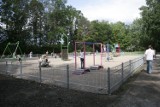 Budowa placu zabaw w Parku Miejskim zakończona. Mimo to bramki zamknięte są na kłódkę