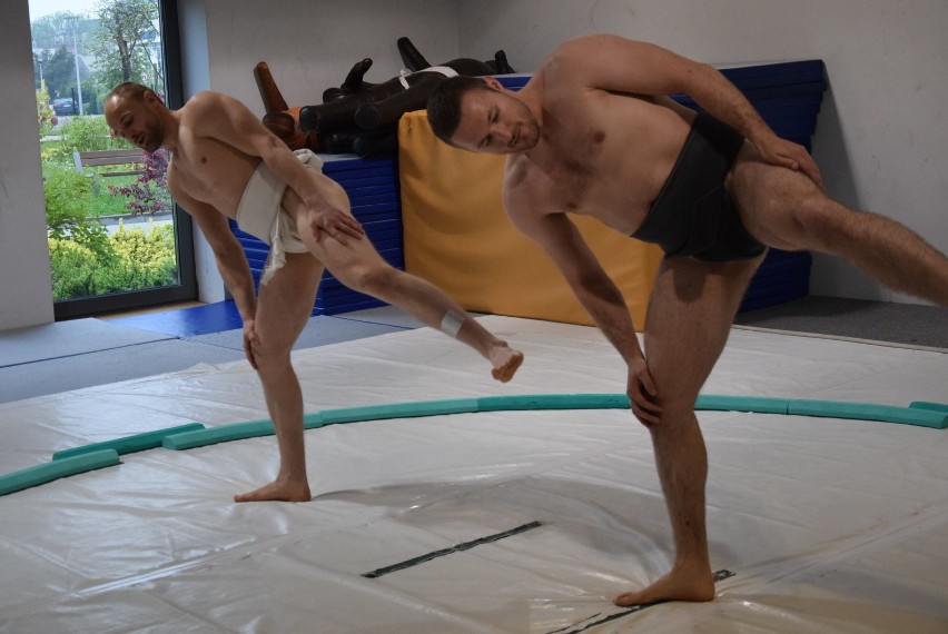 KROTOSZYN: Leszek Miller odwiedził Krotoszyn. Wziął m.in. udział w pokazowym treningu sumo [ZDJĘCIA + FILM]