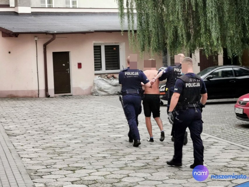 Włocławek. Akcja policji na Chopina we Włocławku. Mężczyzna biegał z nożem i siekierą ?! [zdjęcia]