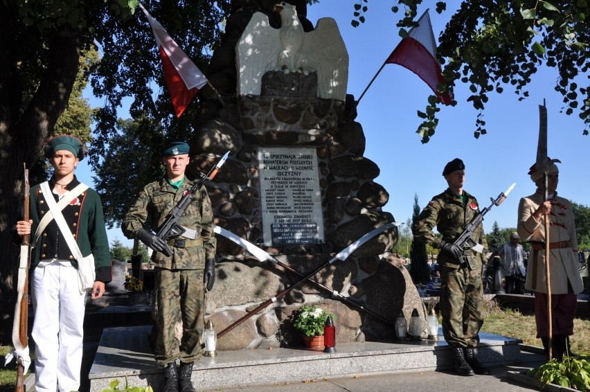 Na cmentarzu komunalnym w Praszce stoi pomnik w kształcie...