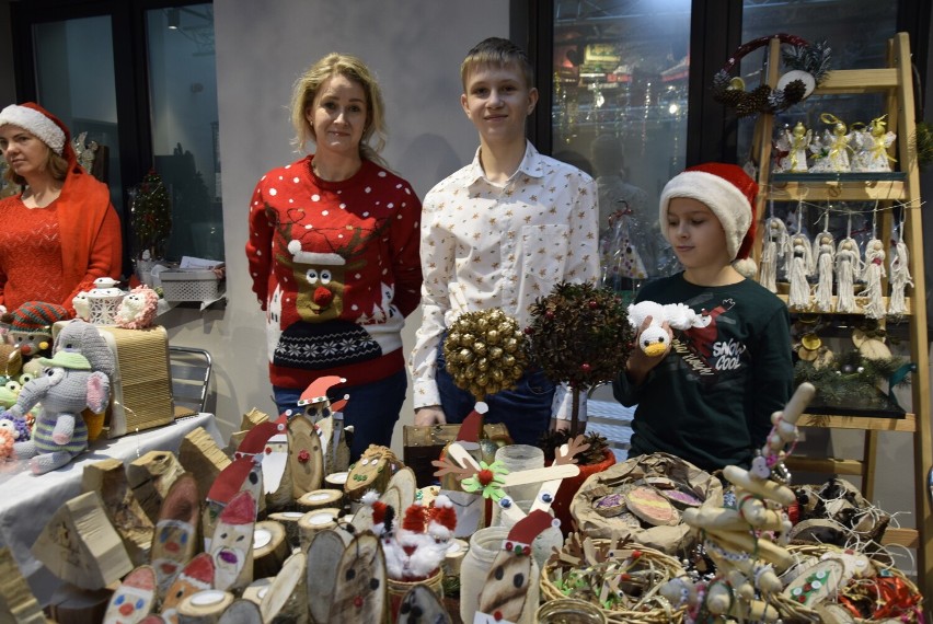 Kiermasz świąteczny w Skierniewicach to okazja na zrobienie zakupów, lecz także do wsparcia potrzebujących