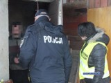 Policja i MOPS kontrolują miejsca, w których koczują bezdomni (ZDJĘCIA)