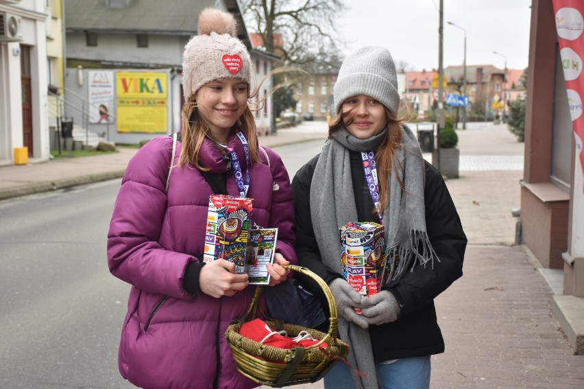 Wolontariuszki Agata i Marysia przyznają, że wietrzna pogoda...