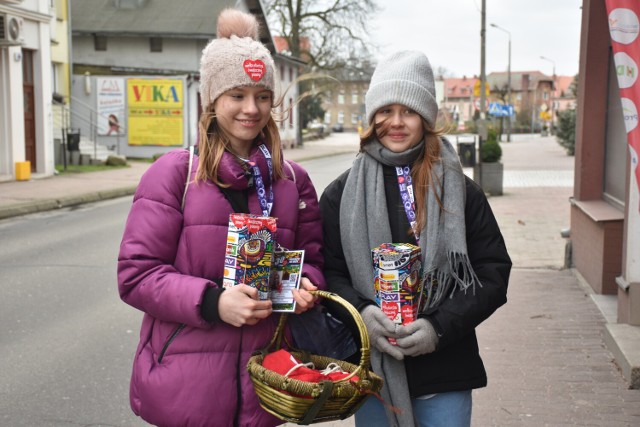 Wolontariuszki Agata i Marysia przyznają, że wietrzna pogoda przyczyniła się do braku ludzi na ulicach