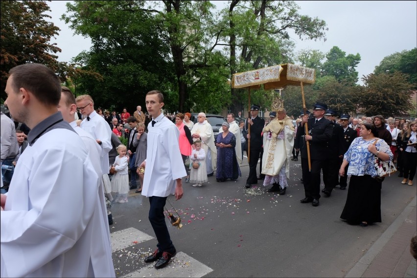 Boże Ciało - zdjęcia z procesji w parafii Najświętszego Zbawiciela w Pleszewie