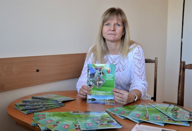 Fot. Katarzyna Bilska, członek Zarządu Powiatu Skarżyskiego, prezentuje najnowsze wydawnictwo starostwa, przewodnik turystyczny „Z widokiem nie tylko na góry”.
