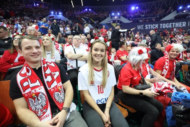 Kibice Biało-Czerwonych podczas meczu Polska - Francja stworzyli w Spodku fantastyczną atmosferę

  Zobacz kolejne zdjęcia. Przesuwaj zdjęcia w prawo - naciśnij strzałkę lub przycisk NASTĘPNE