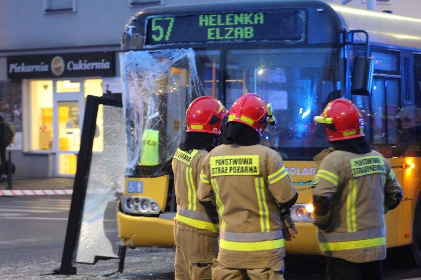 Autobusami podróżowało około czterdziestu osób, według...