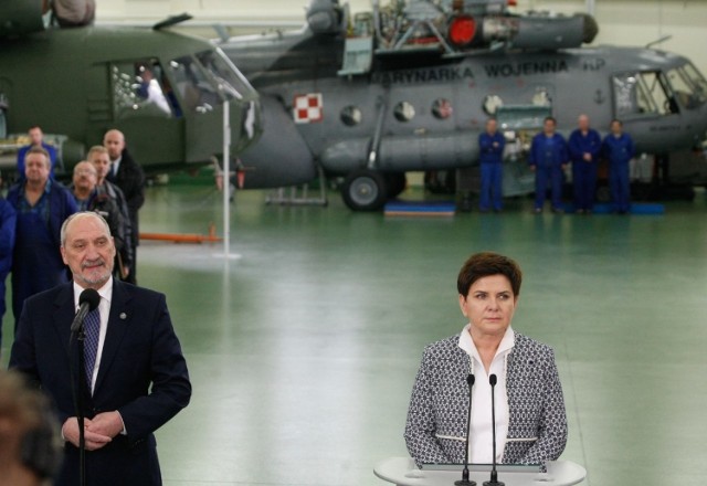 Premier Beata Szydło i minister obrony Antoni Macierewicz na konferencji w Wojskowych Zakładach Lotniczych w Łodzi / 11/10/2016