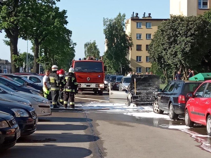 Samochód stanął w ogniu na ul. Słowackiego w Brzeszczach