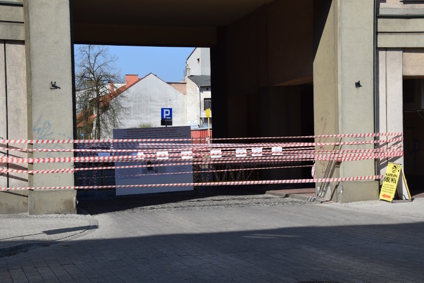 Częstochowa: Mieszkańcy Nowowiejskiego zablokowali bramę wjazdową do ulicy Szymanowskiego. Protestują przeciwko galerii? [ZDJĘCIA]
