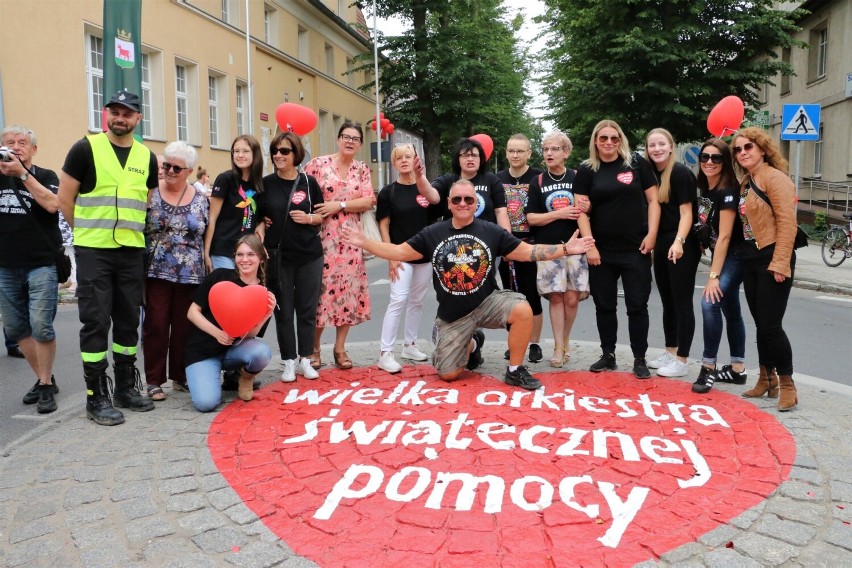 Odsłonięto wielkie serce na rondzie im. WOŚP w Trzciance. Dokonał tego sam Jerzy Owsiak