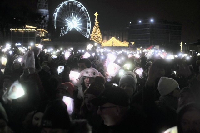 Uczestnicy imprezy otrzymali papierowe torebki z nadrukowanym sercem WOŚP, które punktualnie o godzinie 20:00 rozświetlili głównie telefonami. 

Zobaczcie zdjęcia --->