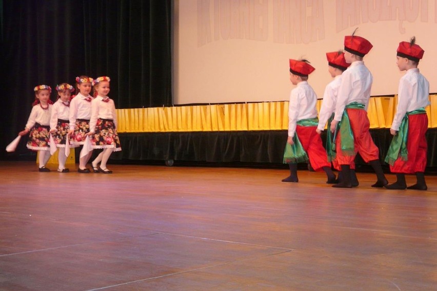 Tańczące brzdące na scenie Poloneza