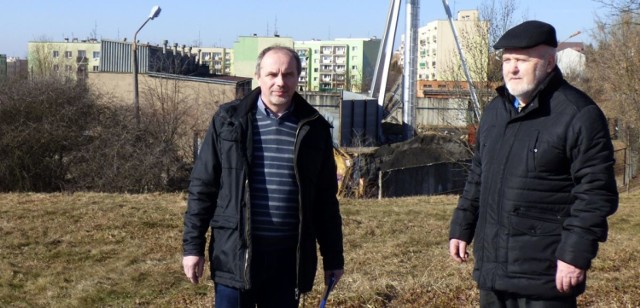 Także radni - Witold Gajewski (z prawej) i Radosław Ciepliński protestują przeciw budowie masztu.