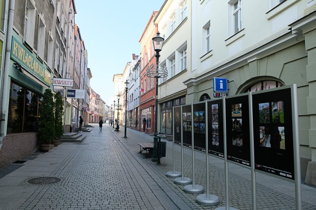 Centrum Żar wygląda, jak opustoszałe, ludzi jak na lekarstwo. Wielu kupujących wybiera galerie w innych częściach miasta, a mniejsi sprzedawcy liczą straty.