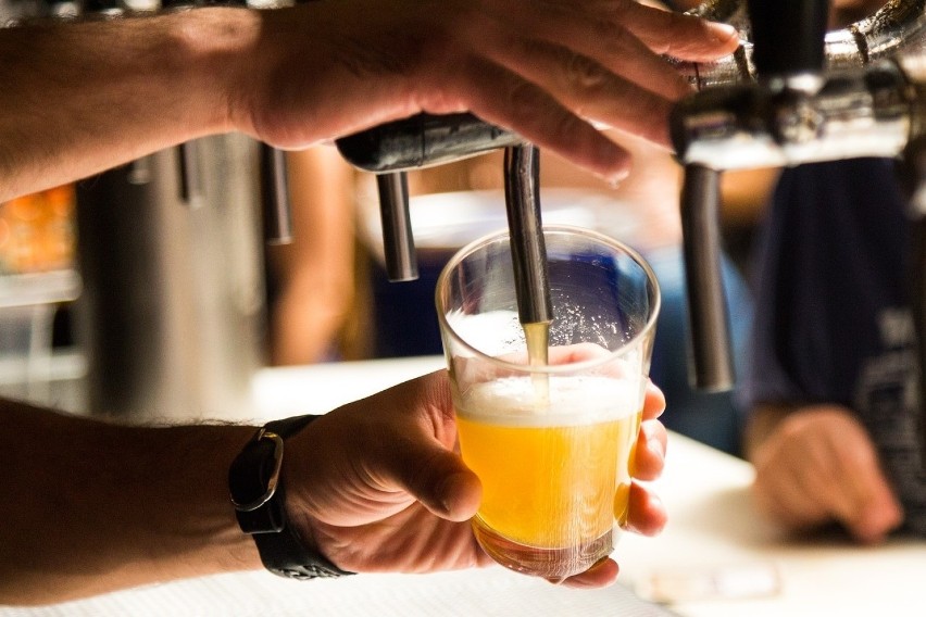 Najwięcej piwa piją mężczyźni, głównie w wieku 25-34 lat. Na...