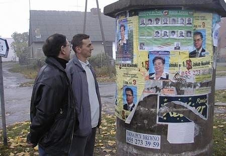 Słupy ogłoszeniowe w Subkowach są zalepione plakatami kandydatów do samorządu. Witold Lewandowski i Eugeniusz Cyrson zastanawiają się, na kogo głosować.