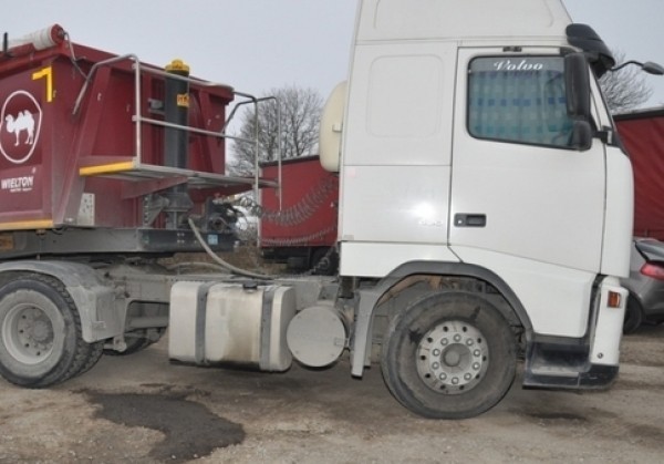 Mieszkańcy gminy Trzydnik Duży ukradli ponad 1000 litrów oleju napędowego.