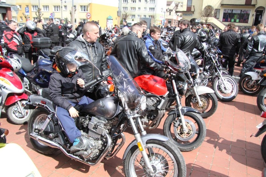 Motocykliści zainaugurowali sezon w Bytowie. Nie zabrakło przejazdu przez miasto ZDJĘCIA 