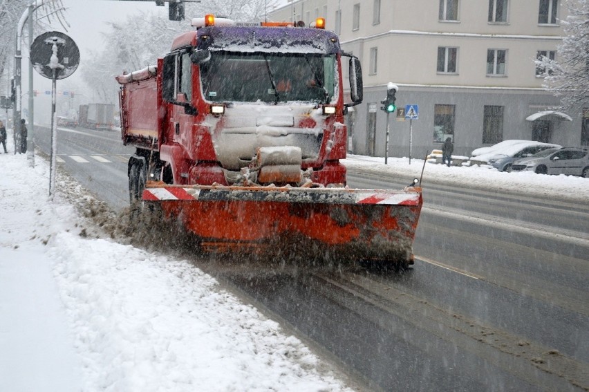 Mokry, obfity śnieg zaczął padać w nocy z niedzieli na...