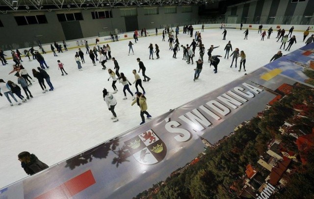 Lodowisko świdnickiego Ośrodka Sportu i Rekreacji przy ulicy Śląskiej 35 czynne jest już od 9 października. W nowym sezonie poszerzona została oferta. 

Obok ogólnodostępnych ślizgawek i cieszących się coraz większą popularnością treningów curlingu, 16 października ruszy szkółka łyżwiarstwa figurowego KŁ Let’s Skate z ukraińską trenerką Yulią Beloglazovą-Ekzarovą, olimpijką z Turynu z 2006 roku. 

Od poniedziałku do czwartku godzinna ślizgawka kosztuje 5 złotych (bilet ulgowy) i 10 złotych (bilet normalny), natomiast od piątku do niedzieli, w święta, podczas ferii zimowych oraz dni, w których ustalony zostanie weekendowy rozkład ślizgawek 6 złotych (bilet ulgowy) i 12 złotych (bilet normalny). 

Bilet upoważnia do wypożyczenia kasku ochronnego dla dziecka, a za dodatkową opłatą w ofercie wypożyczalni są łyżwy i specjalne pingwiny-ślizgacze, których zadaniem jest w pomoc dziecku w nauce jazdy na łyżwach. W sprzedaży są również karnety. 

Na miejscu działa punkt ostrzenia łyżew. Po zimie lodowisko wykorzystywane jako rolkowisko. 

Czytaj dalej na kolejnym slajdzie --->