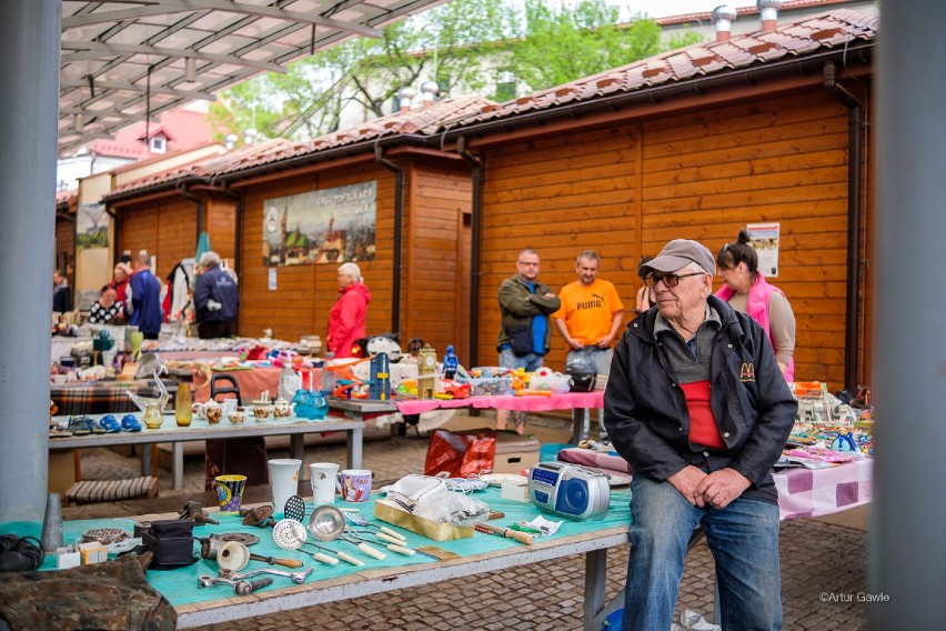 Majowy Bazar na Starówce w Tarnowie. Popularna sąsiedzka wyprzedaż ma wielu amatorów [ZDJĘCIA]