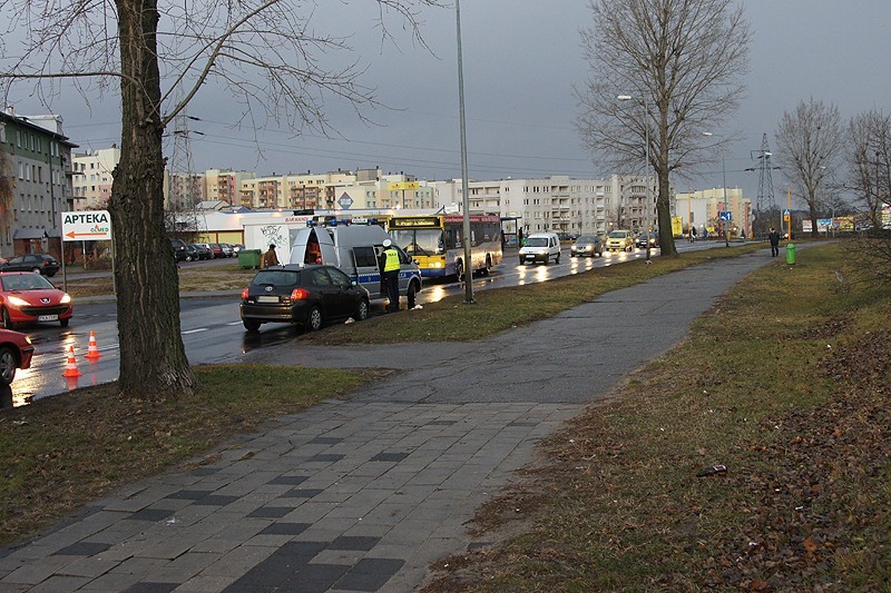 Potrącenie pieszej na ulicy Podmiejskiej w Kaliszu. Weszła prosto pod nadjeżdżająca toyotę