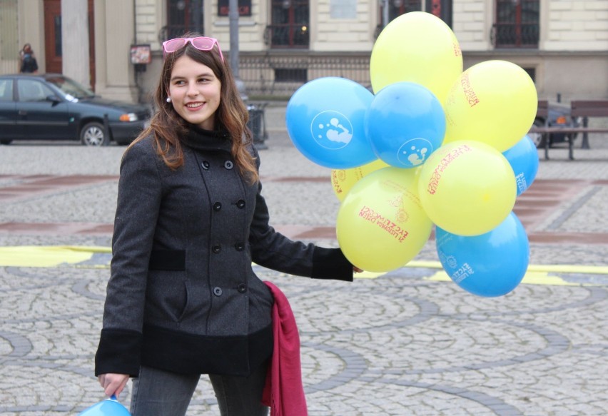 Dzień Życzliwości we Wrocławiu: Różowe okulary i darmowe przytulanie [zdjęcia]