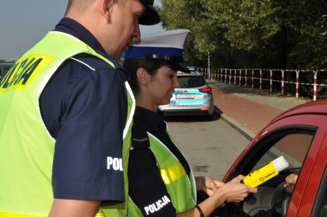 Policja w Kaliszu włączyła się w "Kaliskie dni trzeźwości". Mundurowi wręczają upominki kierowcom
