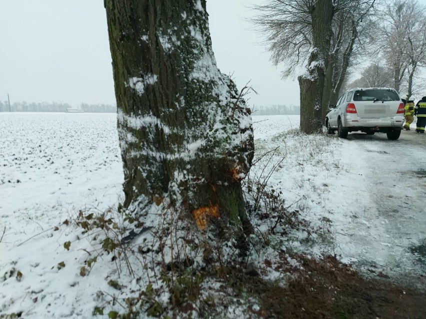 Dwie kolizje na śliskich drogach w powiecie rawickim. Do jednej doszło koło Jutrosina, do drugiej na S5 [ZDJĘCIA]