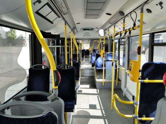 Wnętrze niskopodłogowego autobusu Solaris Urbino.