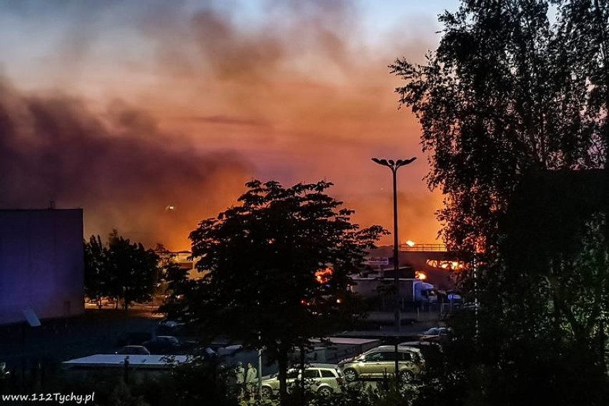 Pożar hali w Mikołowie. Ogień wybuchł w nocy, Jaki bilans strat? ZDJĘCIA