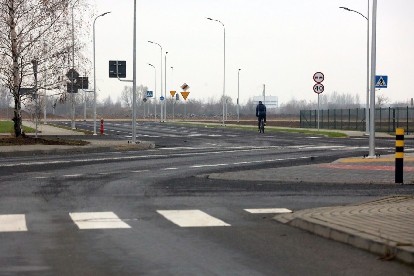 Legnica: Nowa droga na byłym lotnisku jest już przejezdna, zobaczcie zdjęcia