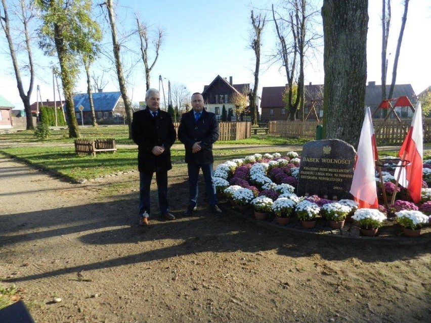 Obchody Święta Niepodległości na Suwalszczyźnie (11.11.2020). Skromnie, ale były i kwiaty, i znicze [Zdjęcia]