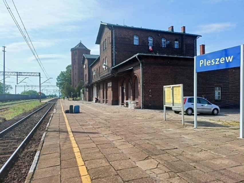 Zapuszczony budynek dworca PKP i perony straszą w Kowalewie...