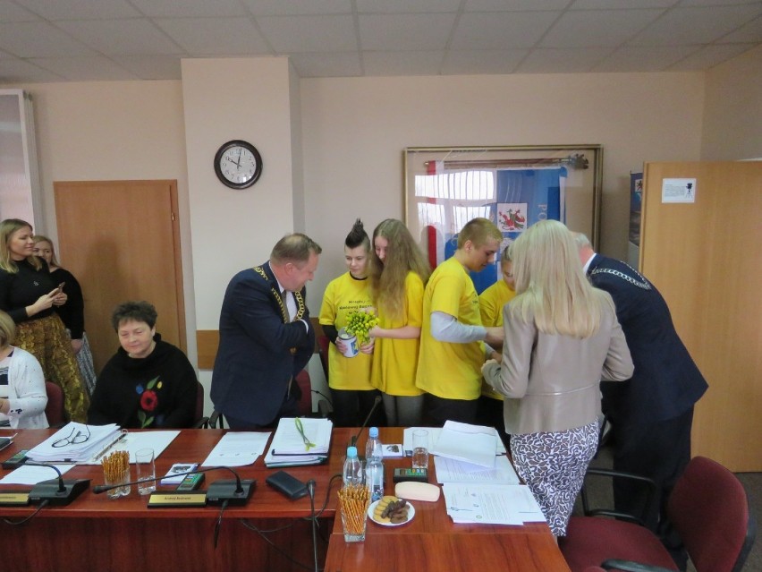 Na sesji Rady Powiatu w Policach zrobiło się żółto [ZDJĘCIA]