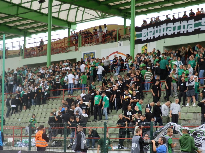 33. kibice opuszczający stadion