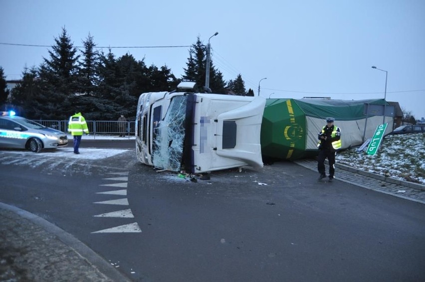 Obwodnica Kraśnika: Ciężarówka przewożąca szkło wywróciła się na drodze [ZDJĘCIA]