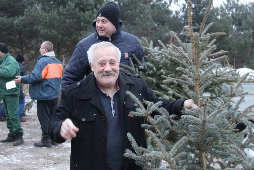 Przynieśli śmieci, wrócili z choinką. Akcja w Skokach cieszyła się wielkim powodzeniem. Rozdano łącznie sto drzewek  