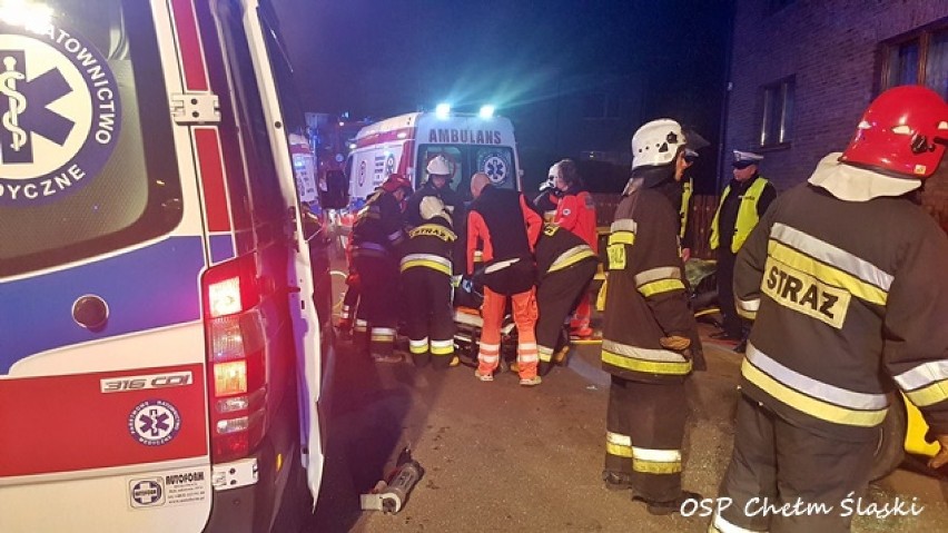 Wypadek w Chełmie Śląskim. 25-latek bez prawka... uderzył seatem w ogrodzenie. Cztery osoby ranne