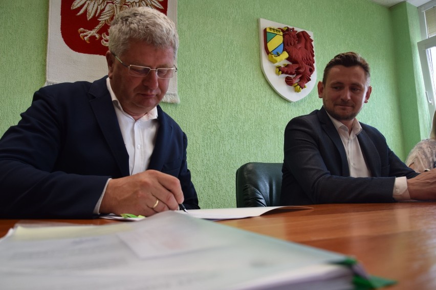 Wójt gminy Szczecinek Ryszard Jasionas (z lewej) podpisuje...