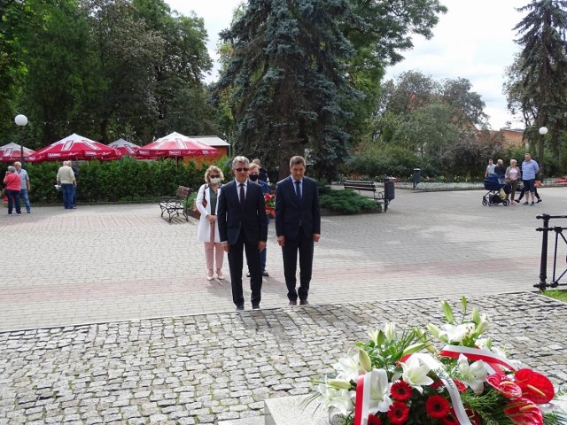 1 września 1939 roku - tę datę zna chyba każdy. To rocznica wybuchu II wojny światowej. Niewielka delegacja złożyła dziś kwiaty na Grobie Nieznanego Żołnierza i przy pomniku Walki i Męczeństwa na Placu Wolności w Chełmnie. Był m.in. burmistrz Artur Mikiewicz, przewodniczący Rady Miasta Chełmna Wojciech Strzelecki, starosta chełmiński Zdzisław Gamański i Tadeusz Derebecki - sekretarz Starostwa Powiatowego w Chełmnie.  Kwiaty składała także delegacja PiS - radna Barbara Konieczna i Aleksander Peszko.