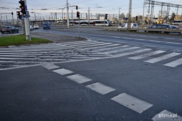 Na skrzyżowaniu ul. Morskiej i Warszawskiej, jednym z najważniejszych i największych w okolicach centrum Gdyni, pojawią się nowe udogodnienia dla rowerzystów i pieszych