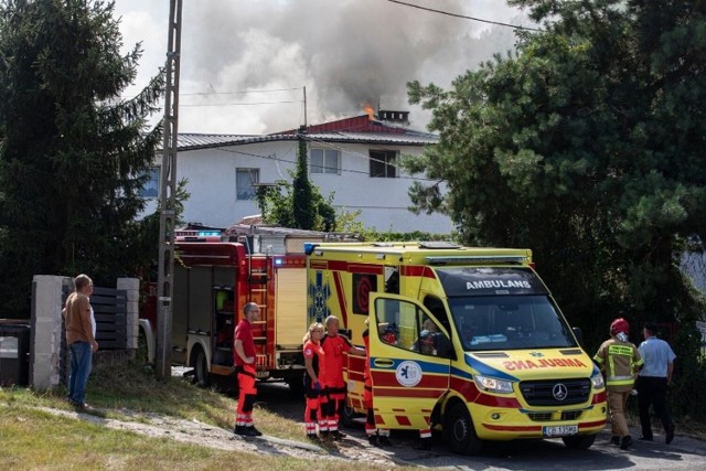 Policja zatrzymała 75-letniego mieszkańca tego budynku. Nieoficjalnie wiadomo, że w jego pomieszczeniu zapalił się telewizor.