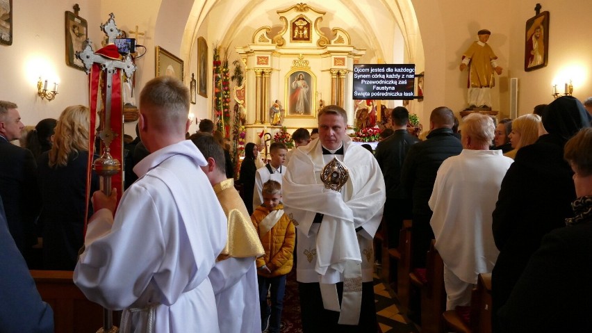 Wprowadzenie relikwii św. siostry Faustyny w Dąbrowie z udziałem arcybiskupa 