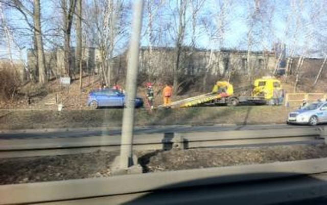 Wypadek na Murckowskiej w Katowicach. Ciężarówka uderzyła w osobówkę. Zablokowana DK-86 